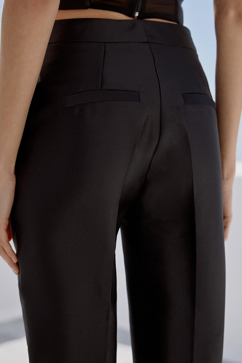 TROUSERS WITH A NARROW LINE