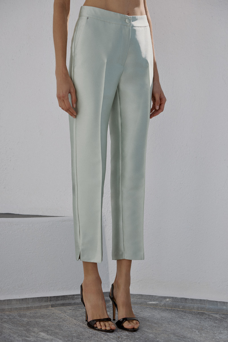 TROUSERS WITH A NARROW LINE