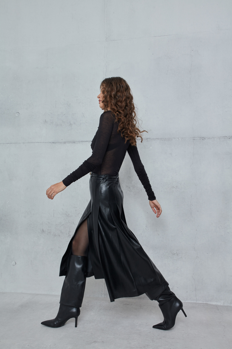 ΦΟΥΣΤΑ ΠΛΙΣΣΕ ΜΕ ΥΦΗ ΔΕΡΜΑΤΟΣ - BLACK | Zini Boutique