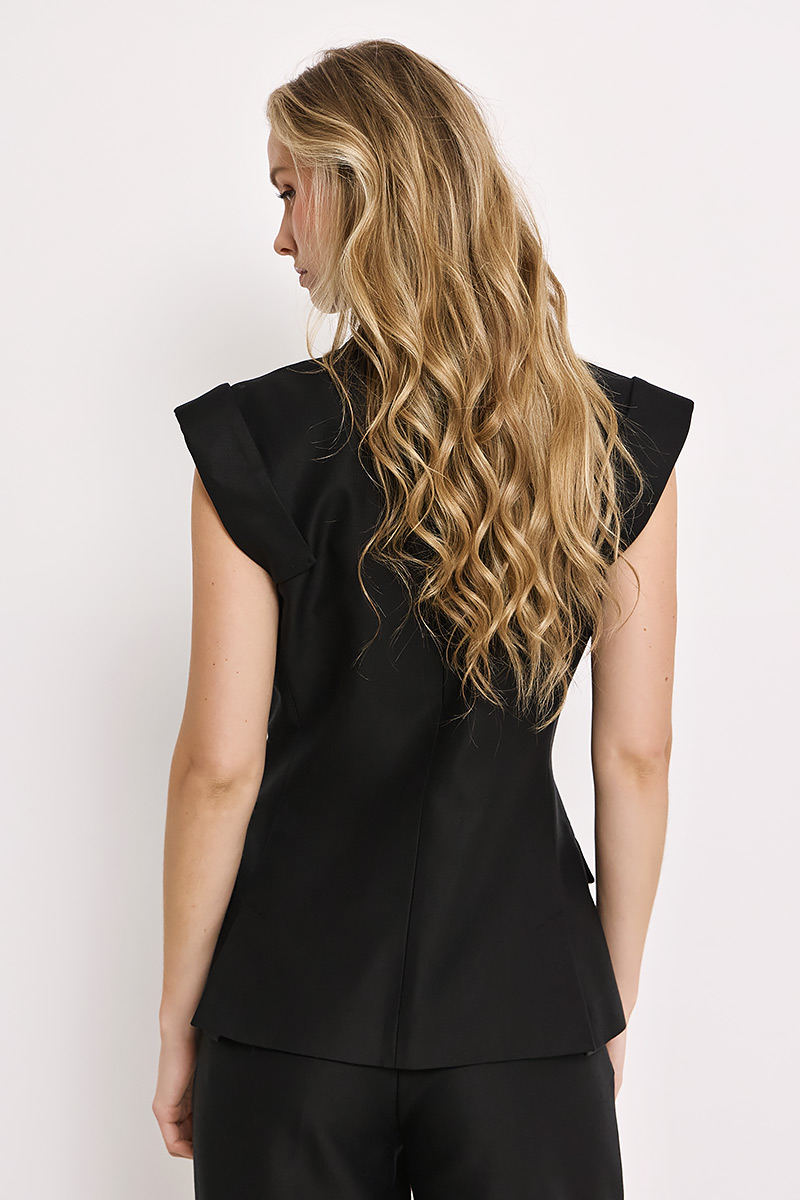 SLEEVELESS BLAZER IN A SLIM FIT