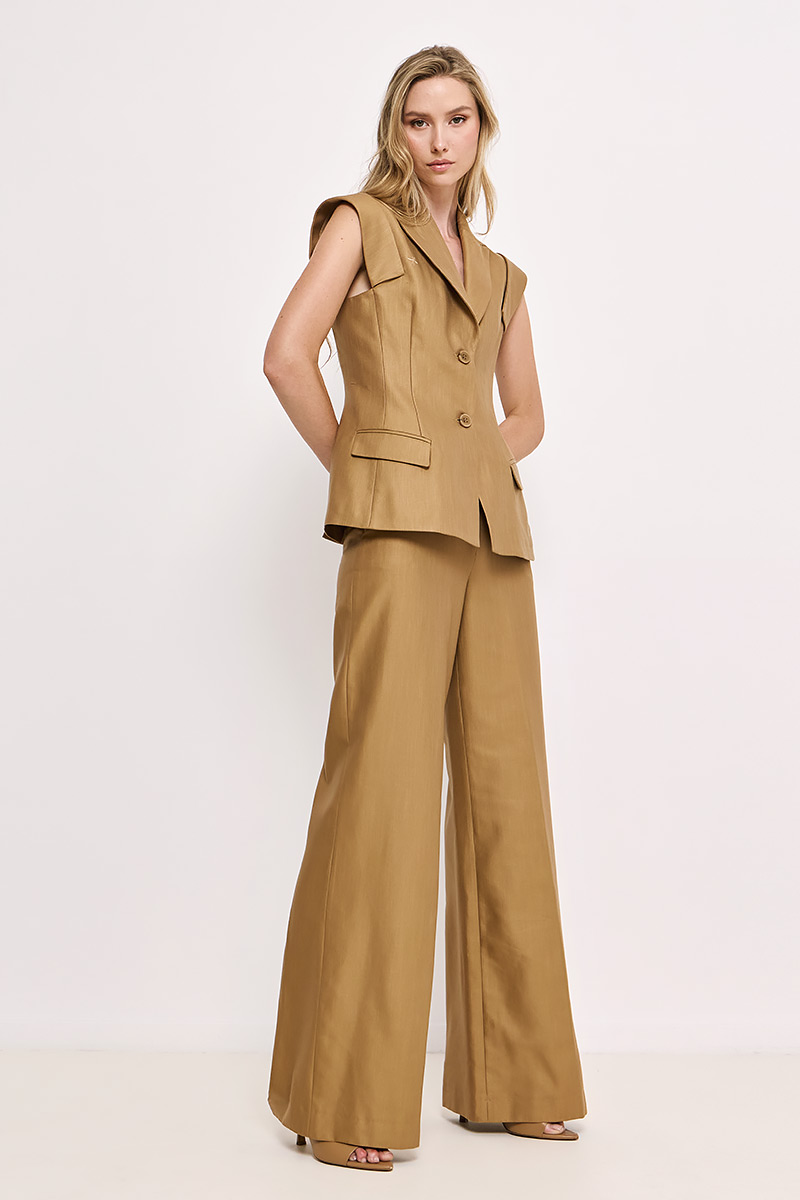SLEEVELESS BLAZER IN A SLIM FIT