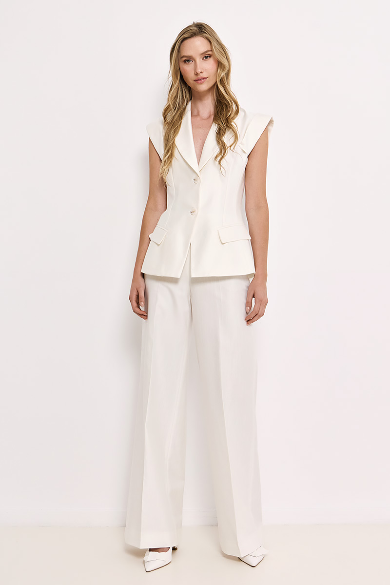 SLEEVELESS BLAZER IN A SLIM FIT