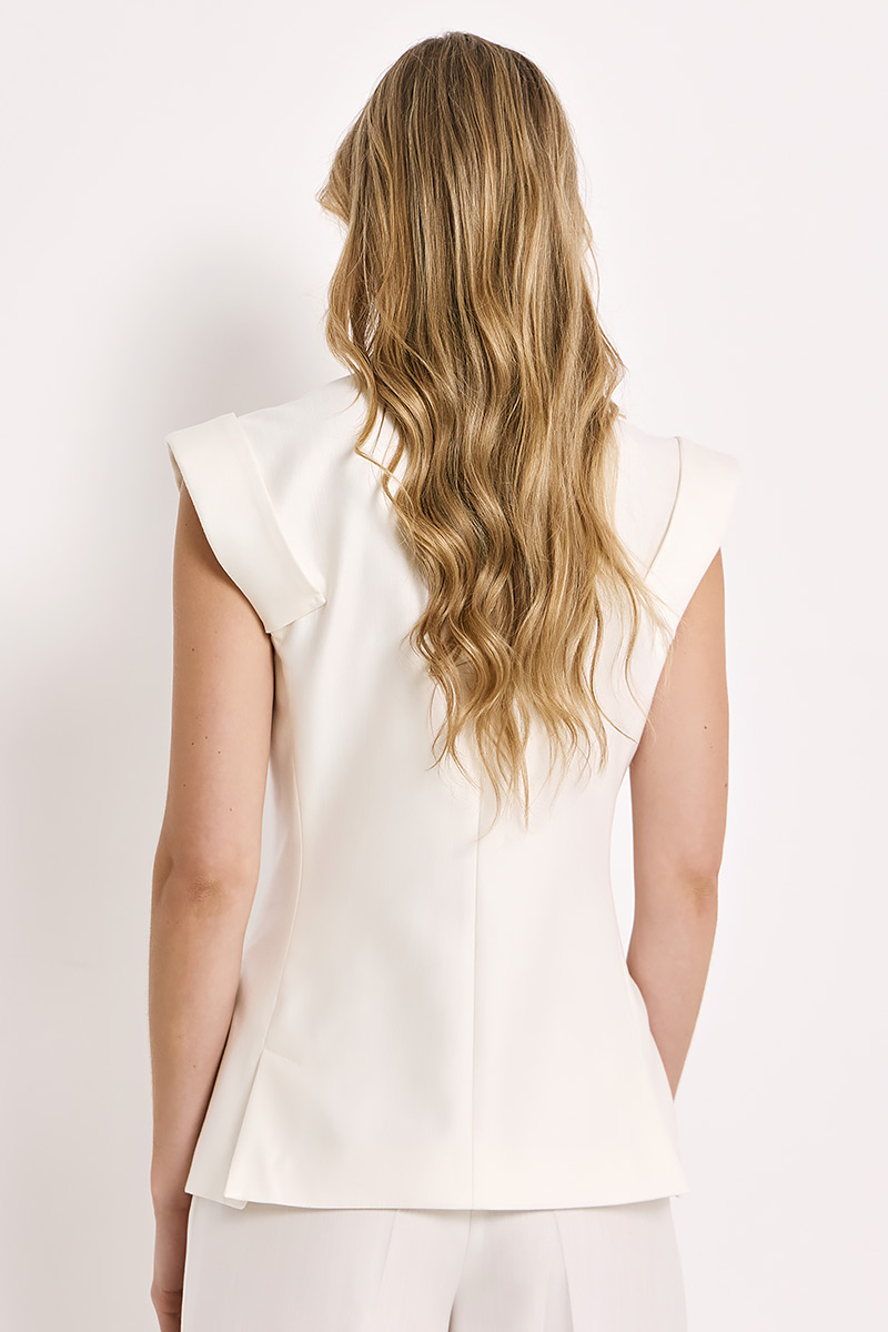 SLEEVELESS BLAZER IN A SLIM FIT