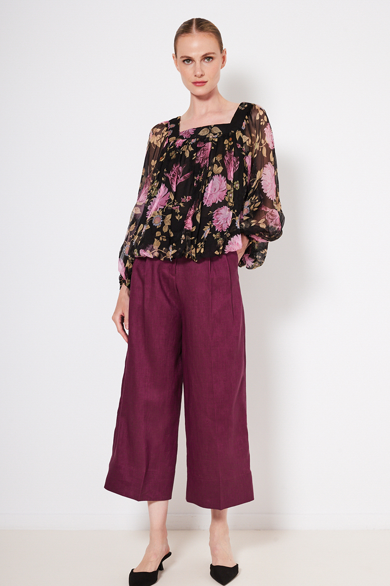 SILK BLOUSE WITH A SQUARE NECKLINE