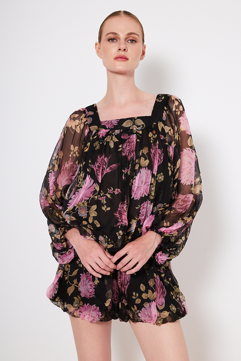 SILK BLOUSE WITH A SQUARE NECKLINE