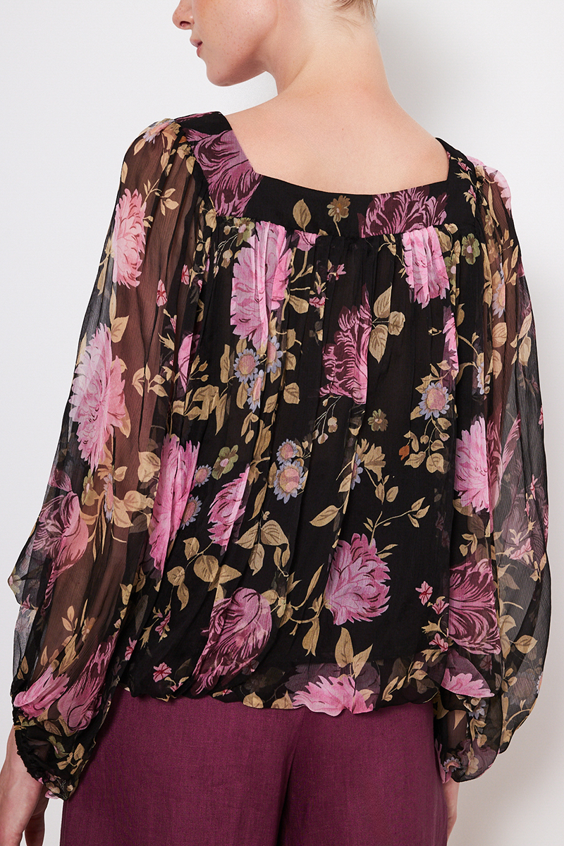 SILK BLOUSE WITH A SQUARE NECKLINE