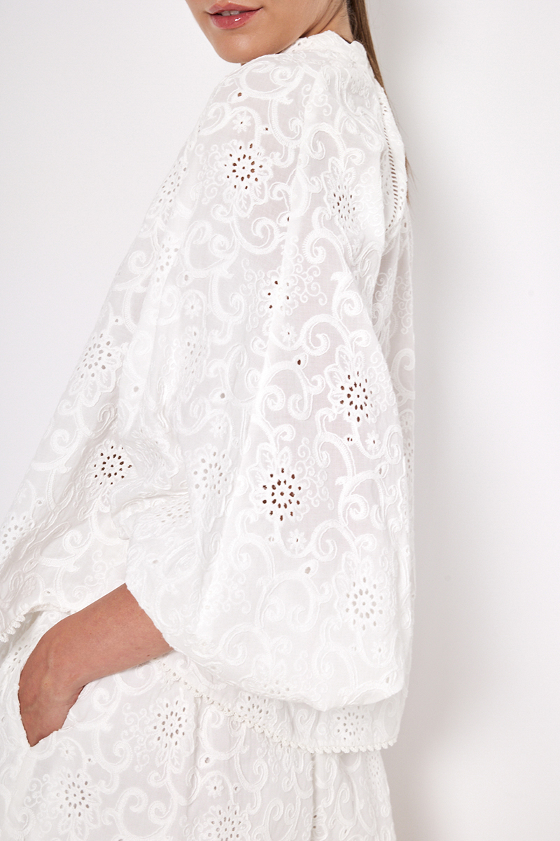 BRODERIE SHIRT IN A LOOSE FIT