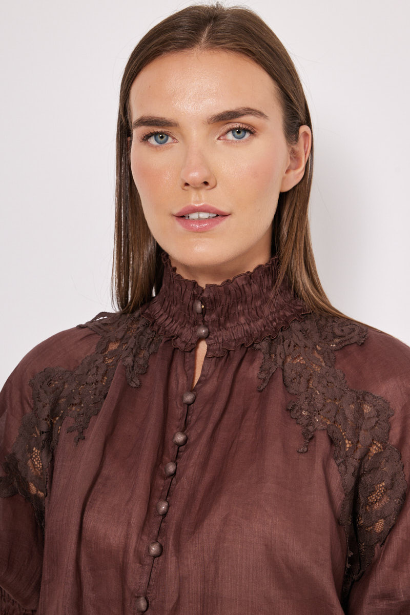 SHIRT IN A LOOSE FIT WITH BUTTONS AND EMBROIDERY
