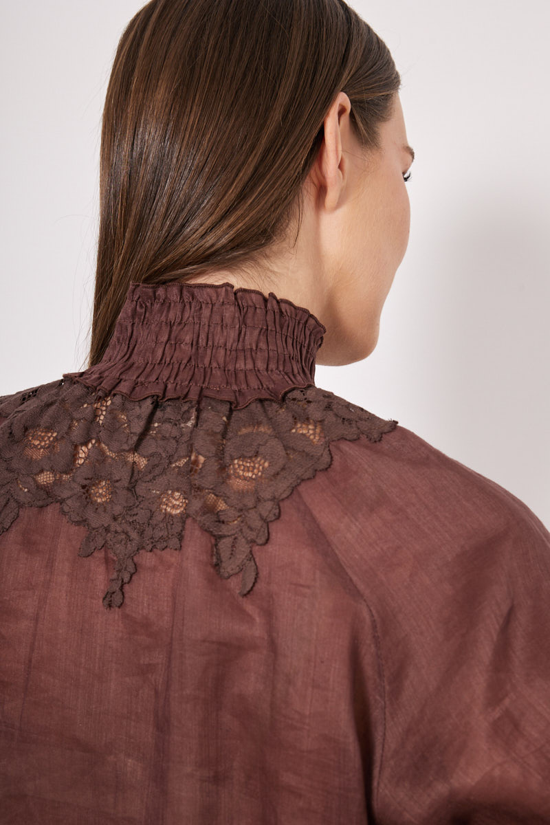 SHIRT IN A LOOSE FIT WITH BUTTONS AND EMBROIDERY