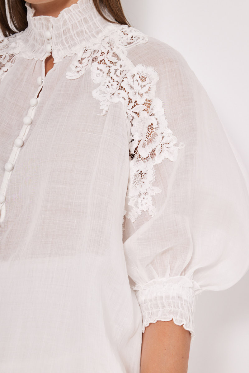 SHIRT IN A LOOSE FIT WITH BUTTONS AND EMBROIDERY