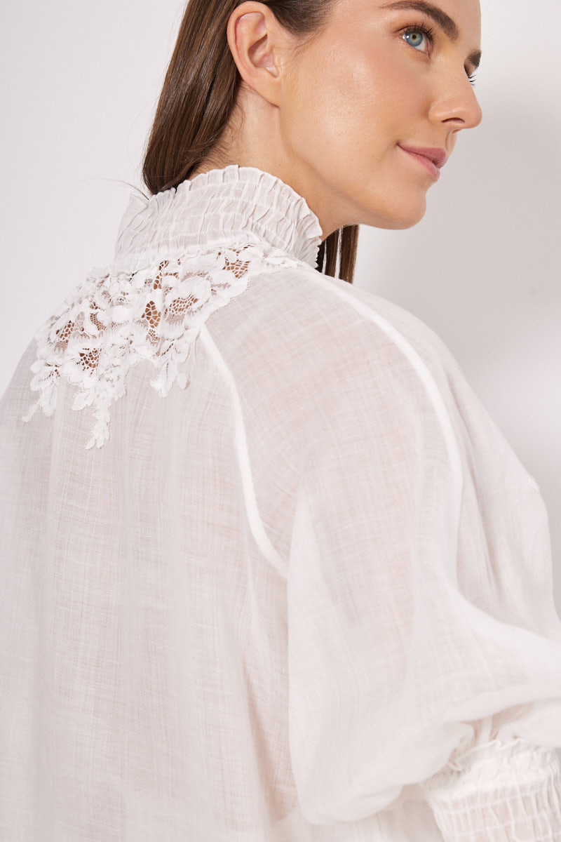 SHIRT IN A LOOSE FIT WITH BUTTONS AND EMBROIDERY