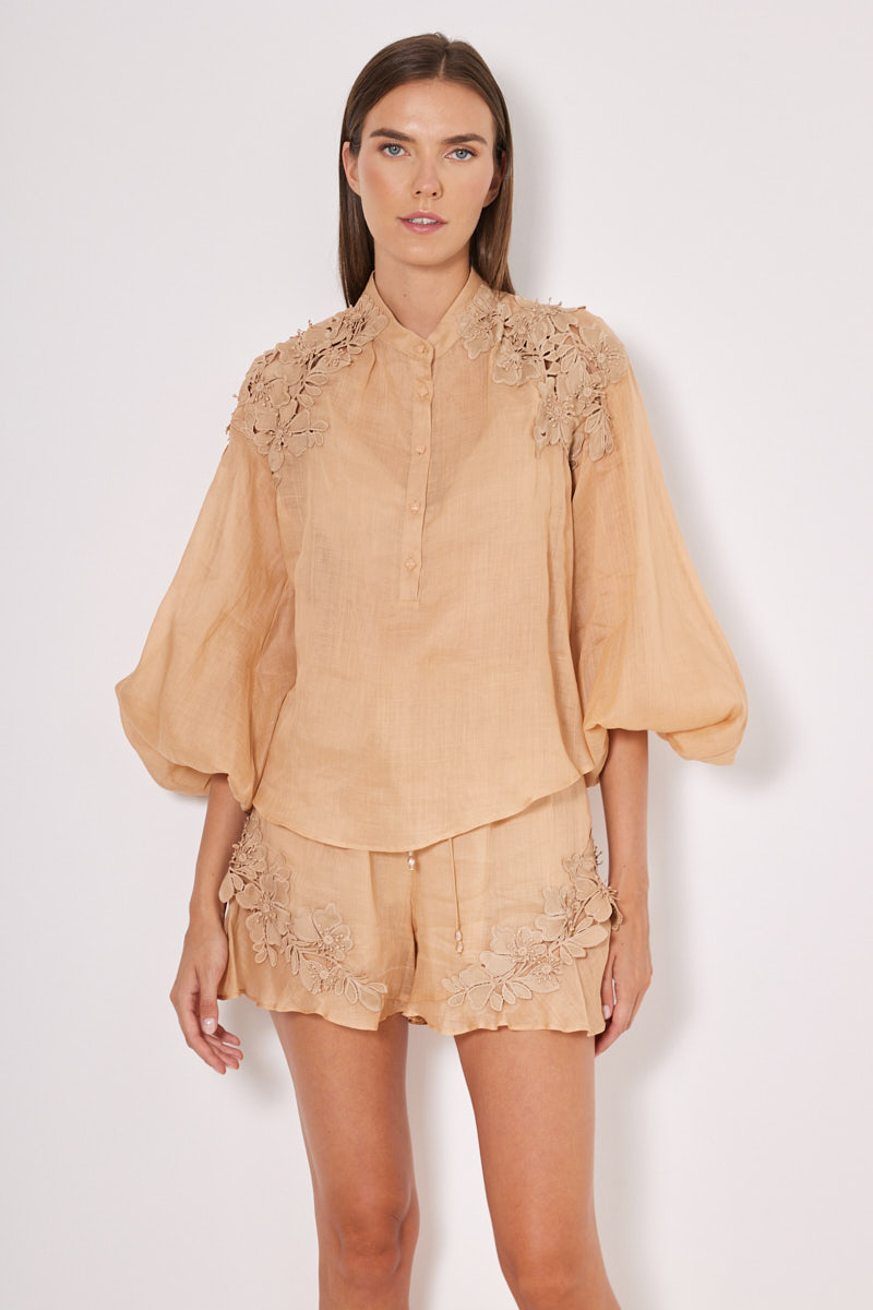 SHIRT IN A LOOSE FIT WITH EMBROIDERY