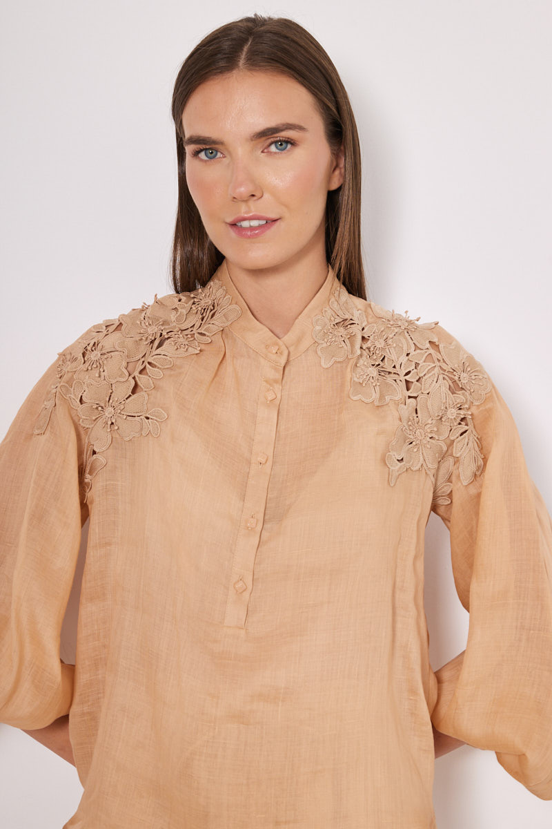 SHIRT IN A LOOSE FIT WITH EMBROIDERY