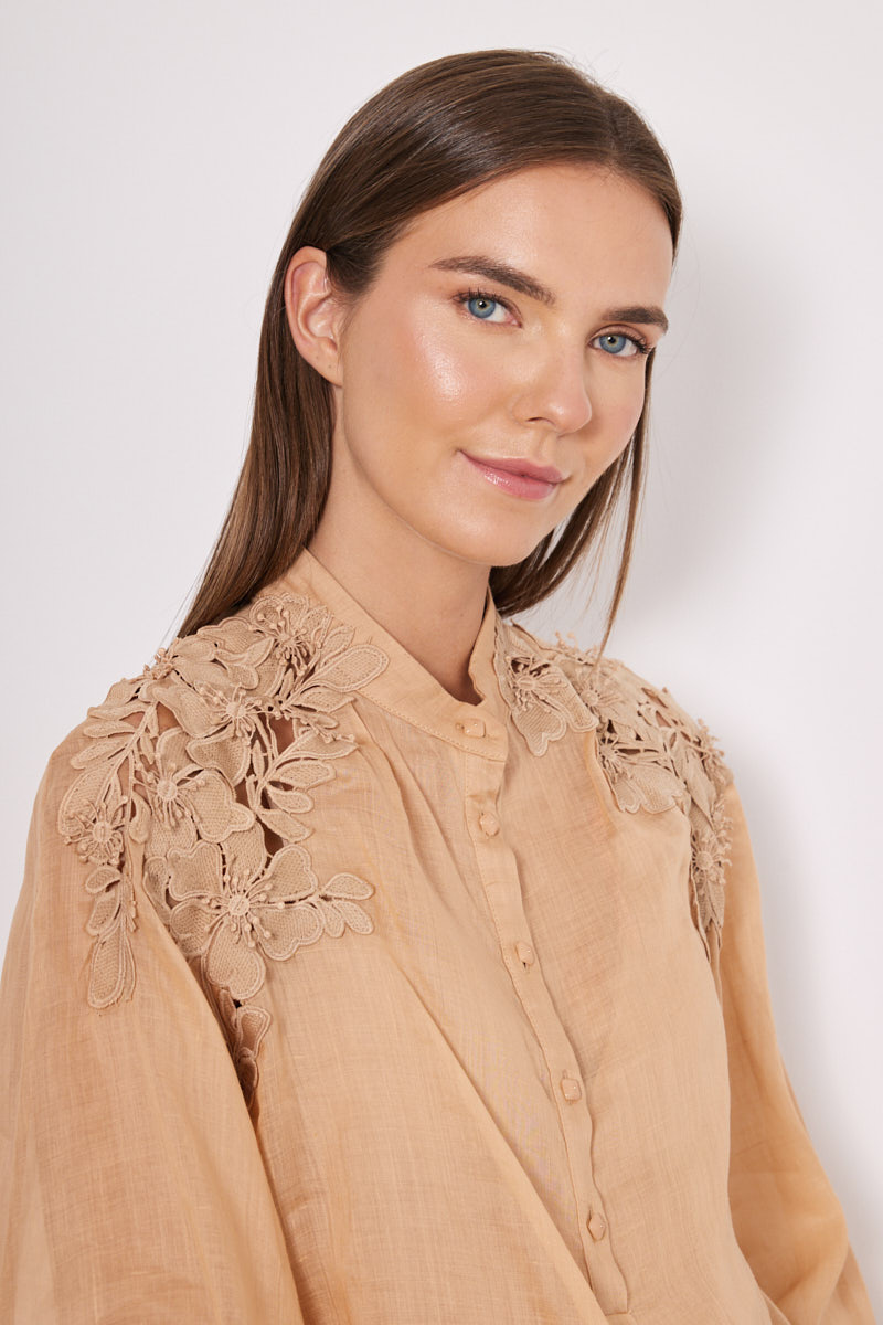 SHIRT IN A LOOSE FIT WITH EMBROIDERY