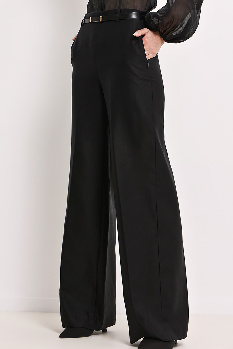 TROUSERS IN A STRAIGHT CUT