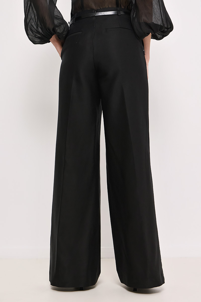TROUSERS IN A STRAIGHT CUT