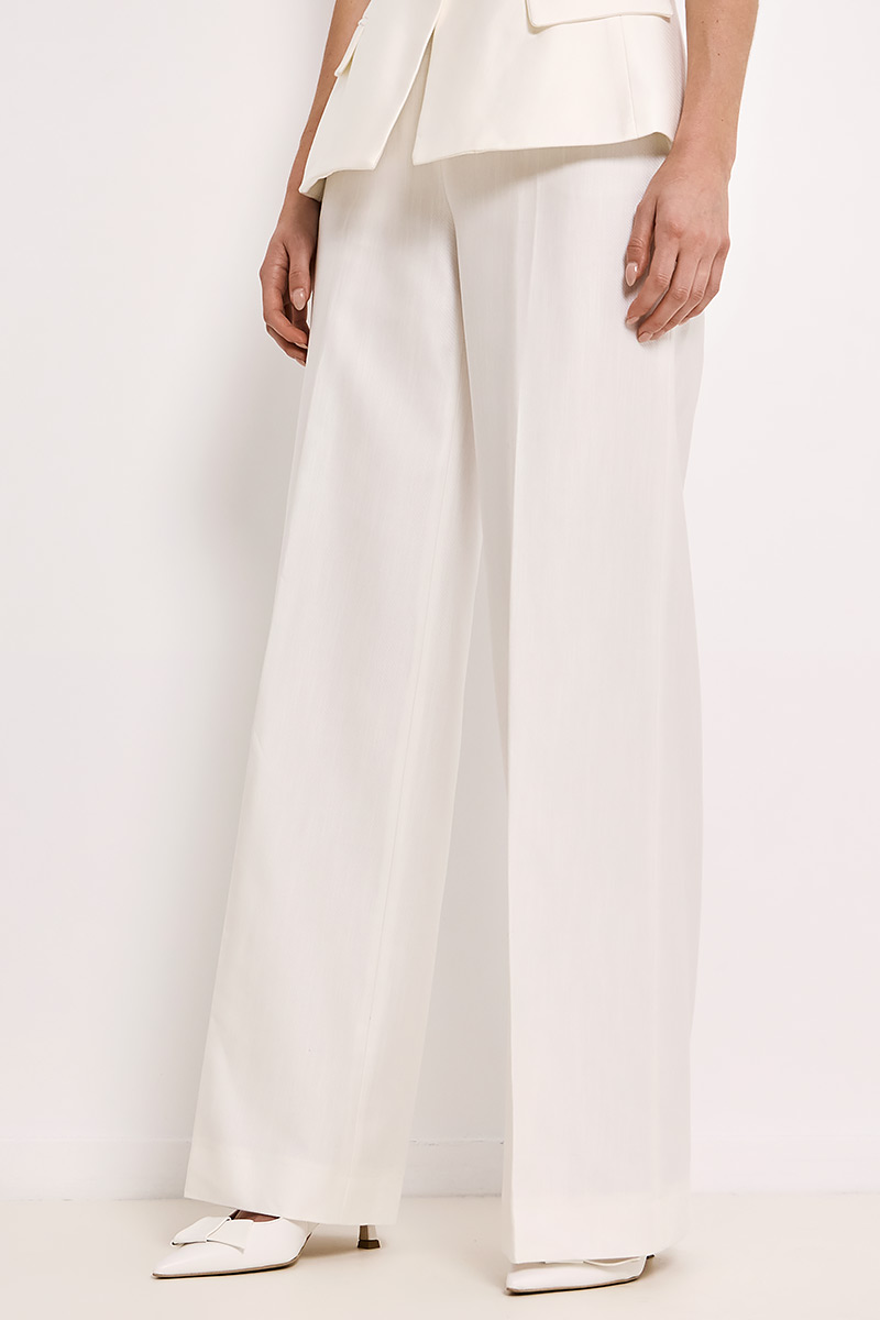 TROUSERS IN A STRAIGHT CUT
