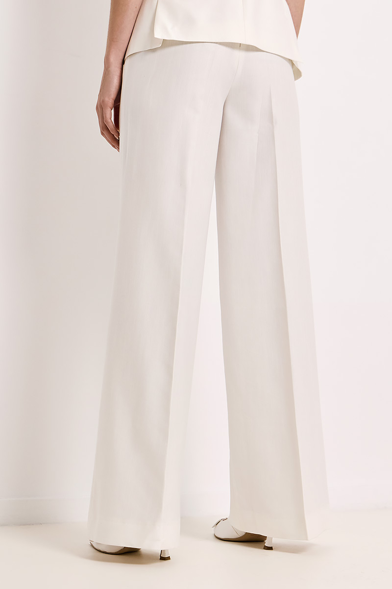 TROUSERS IN A STRAIGHT CUT