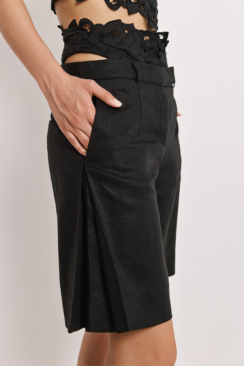ΒERMUDA SHORTS WITH BRODERIE DETAIL