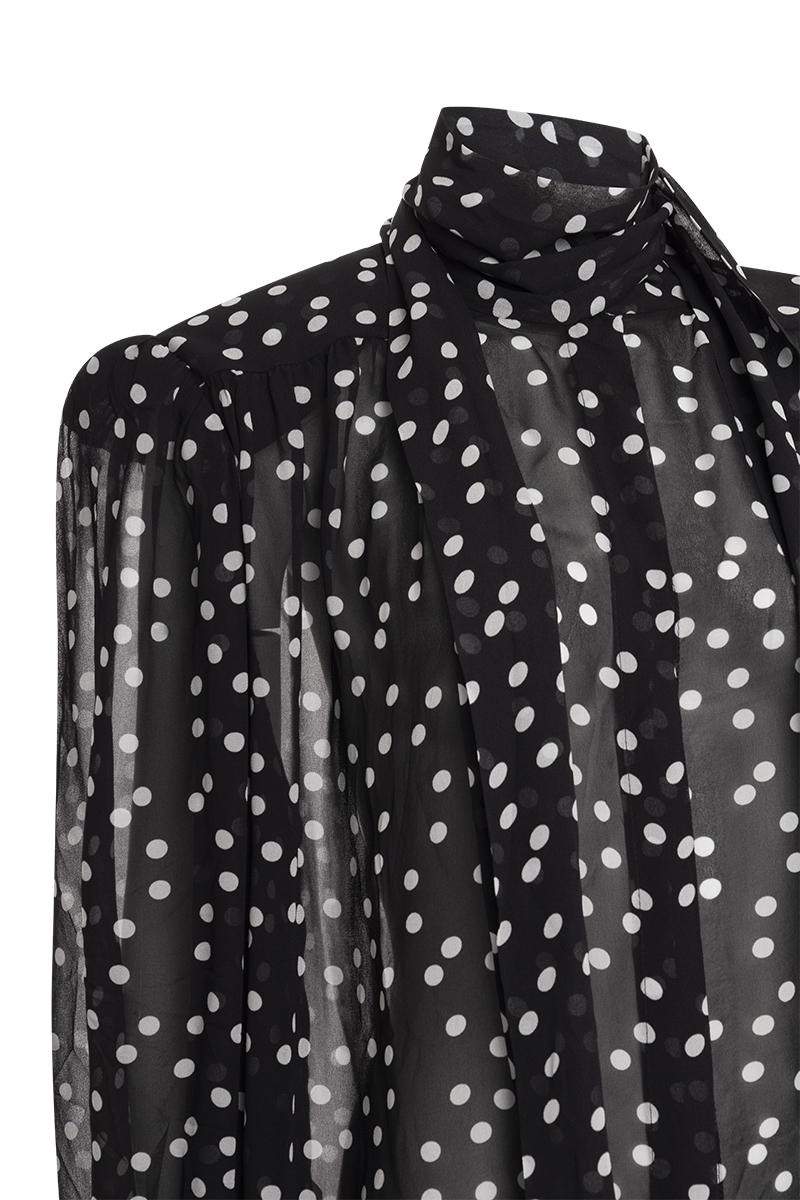 ΠΟΥΑ ΠΟΥΚΑΜΙΣΟ ΜΕ ΔΕΣΙΜΟ ΣΤΟ ΛΑΙΜΟ