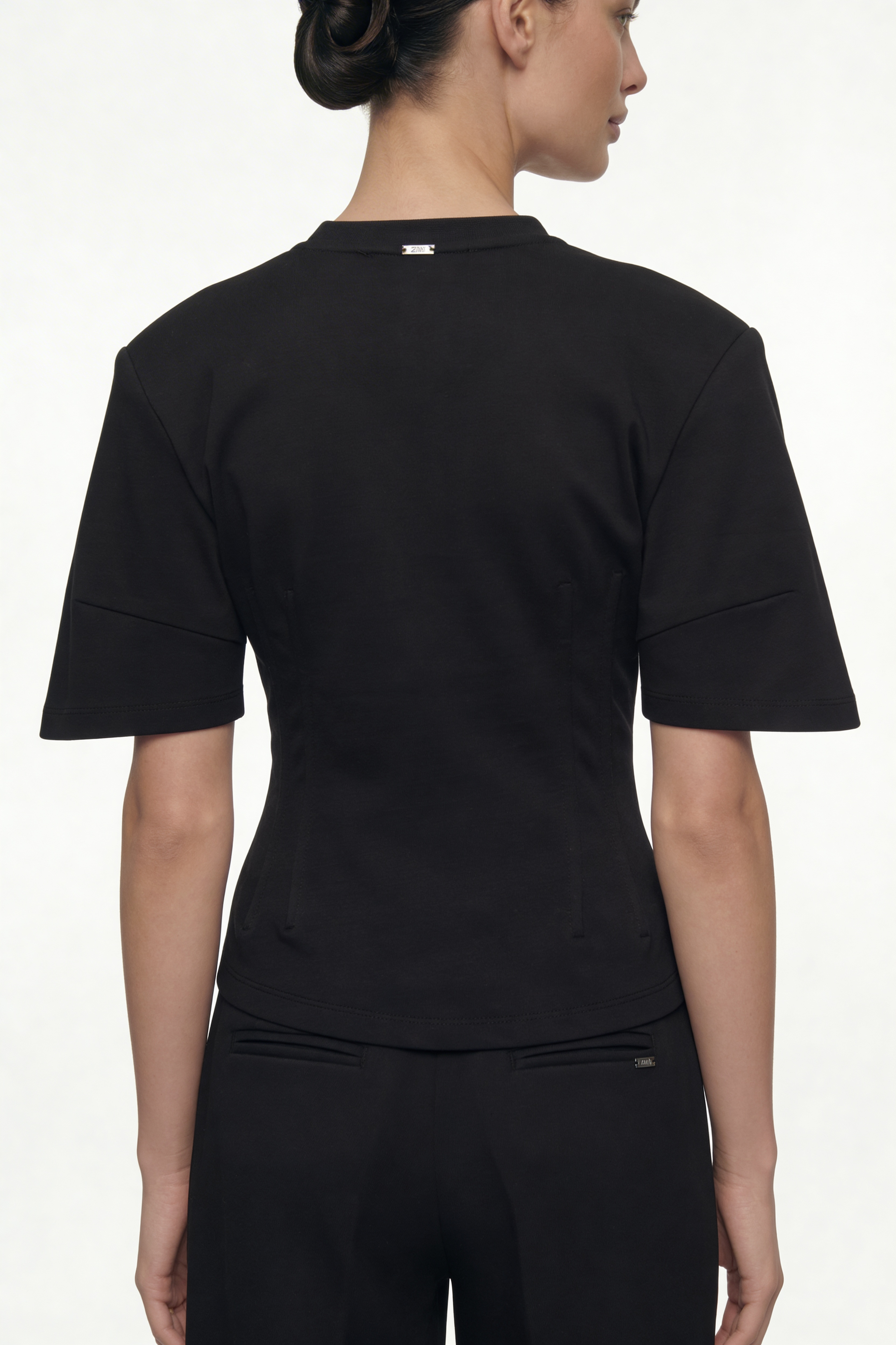 T-SHIRT ΣΕ ΕΦΑΡΜΟΣΤΗ ΓΡΑΜΜΗ