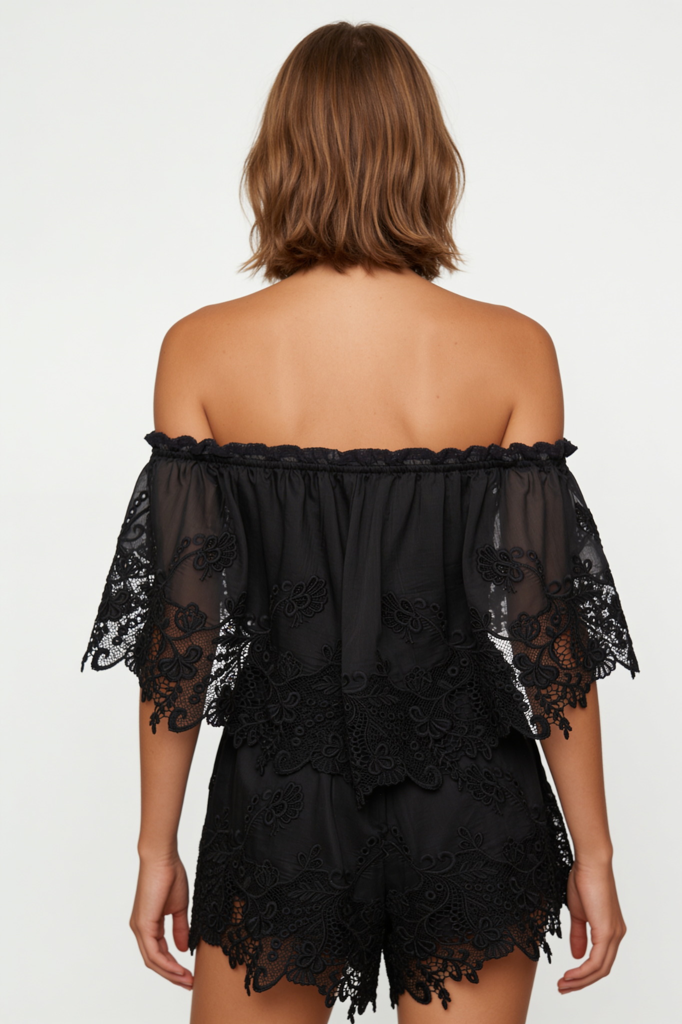 ΟΛΟΣΩΜΟ ΣΟΡΤΣ ΜΕ ΔΑΝΤΕΛΑ OFF-SHOULDER ΟΛΟΣΩΜΟ ΣΟΡΤΣ ΜΕ ΔΑΝΤΕΛΑ OFF-SHOULDER