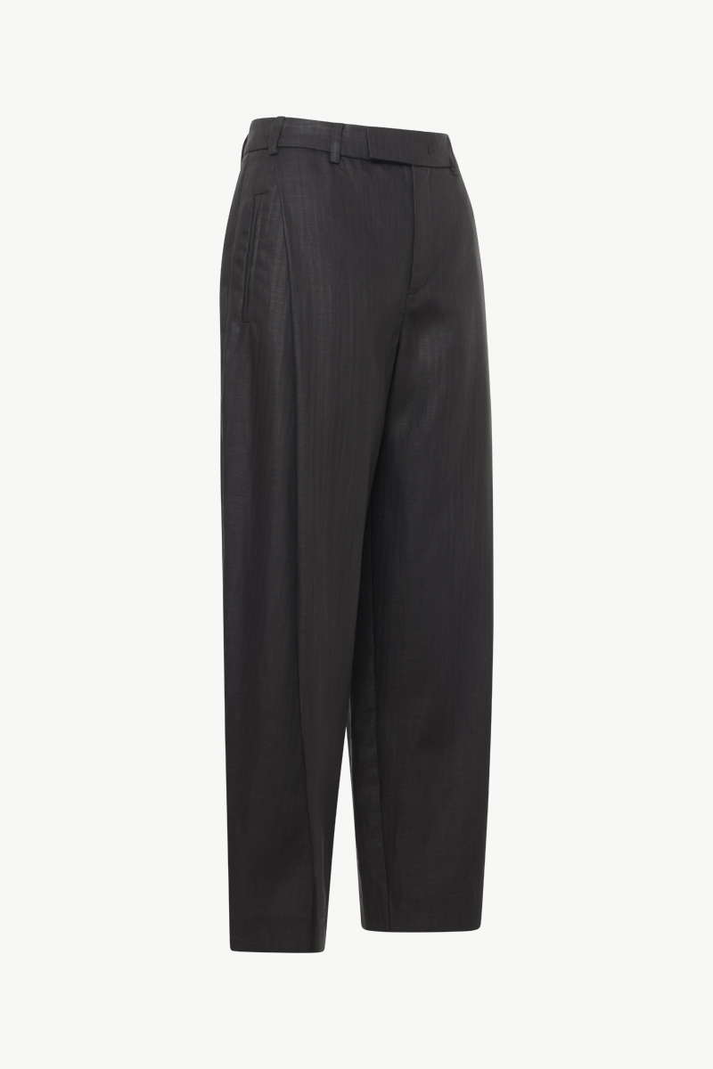 TROUSERS WITH PLEATS