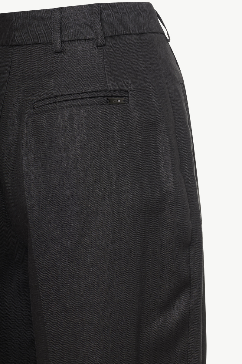TROUSERS WITH PLEATS