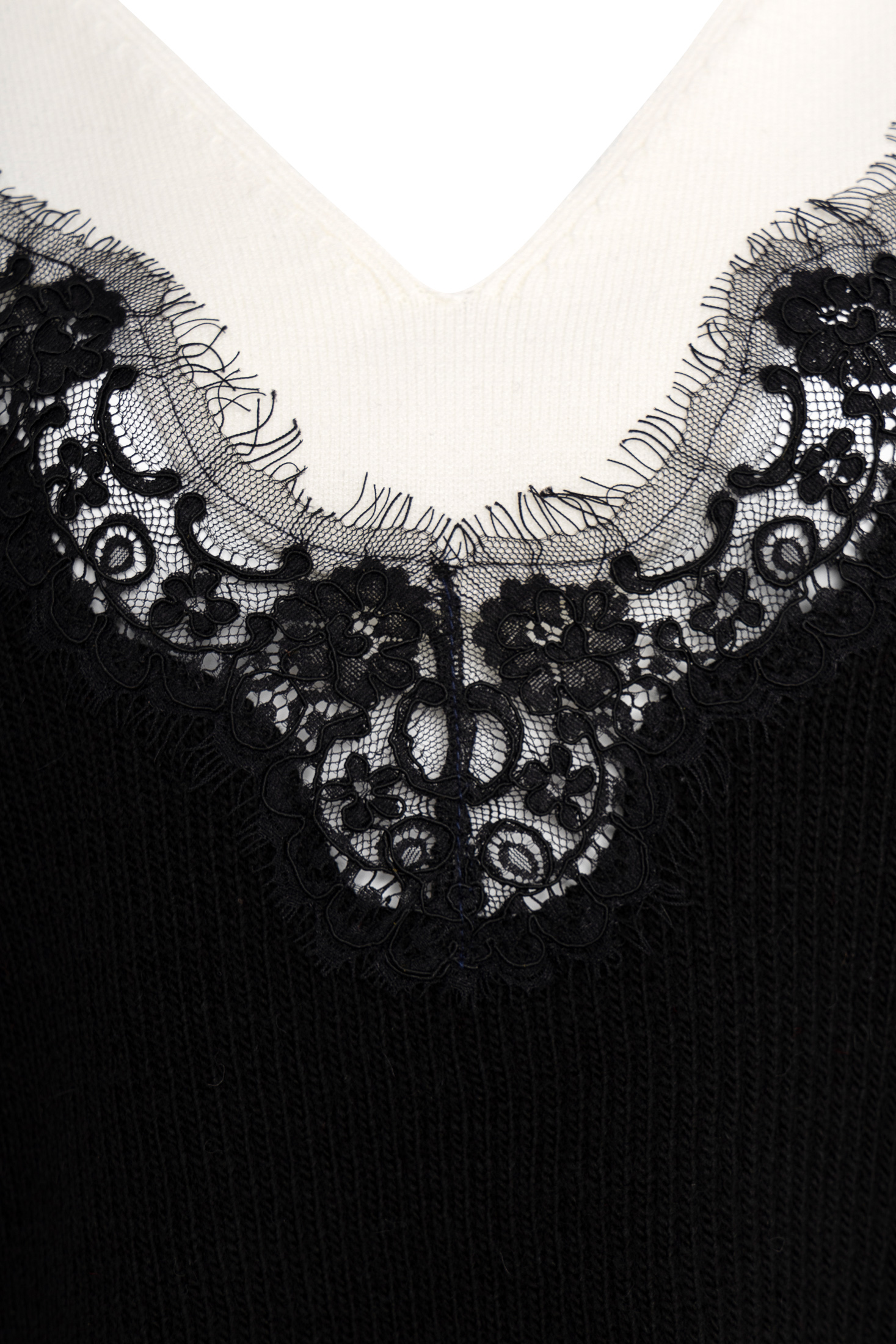 ΠΛΕΚΤΗ ΜΠΛΟΥΖΑ ΜΕ ΔΑΝΤΕΛΑ ΣΤΗ ΛΑΙΜΟΚΟΨΗ