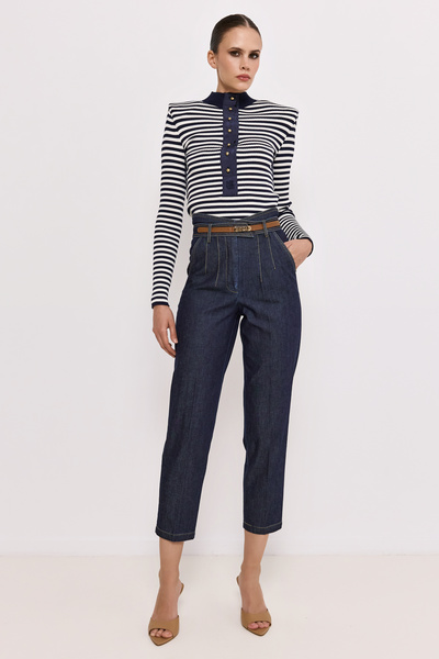 SKINNY JEANS WITH A BELT