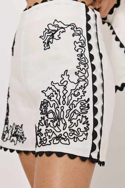 SHORTS WITH EMBROIDERY DETAILS