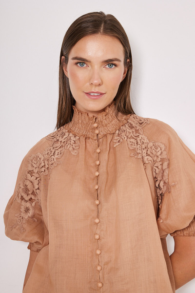SHIRT IN A LOOSE FIT WITH BUTTONS AND EMBROIDERY
