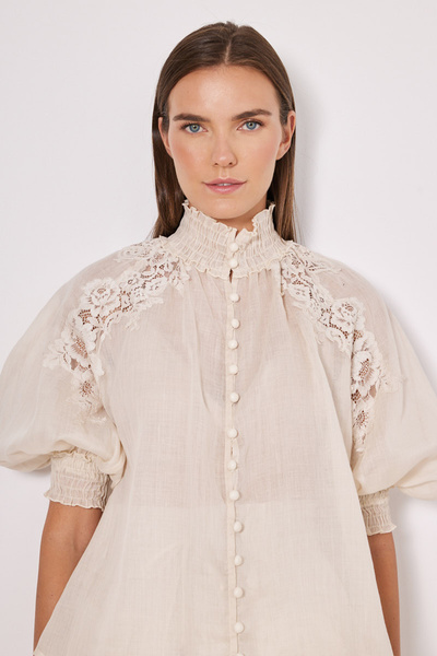 SHIRT IN A LOOSE FIT WITH BUTTONS AND EMBROIDERY