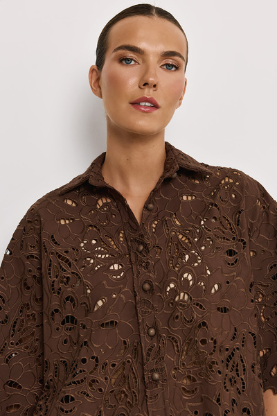 BRODERIE SHIRT IN A LOOSE FIT